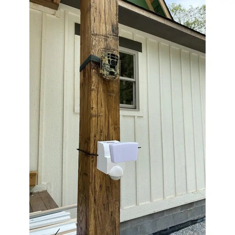 Projecteur de sécurité LED à détecteur de mouvement IQ America 500 lumens, alimenté par batterie, montage mural sous avant-toit